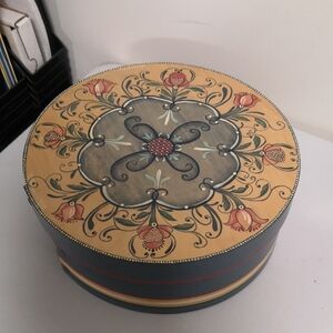 Beautiful Vintage Wood Shaker Box Hand-painted Floral Design Lined Interior